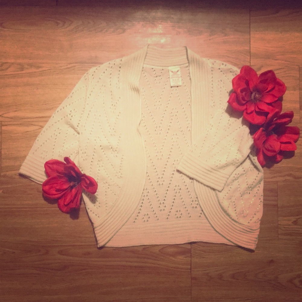 Mid sleeve cardigan.